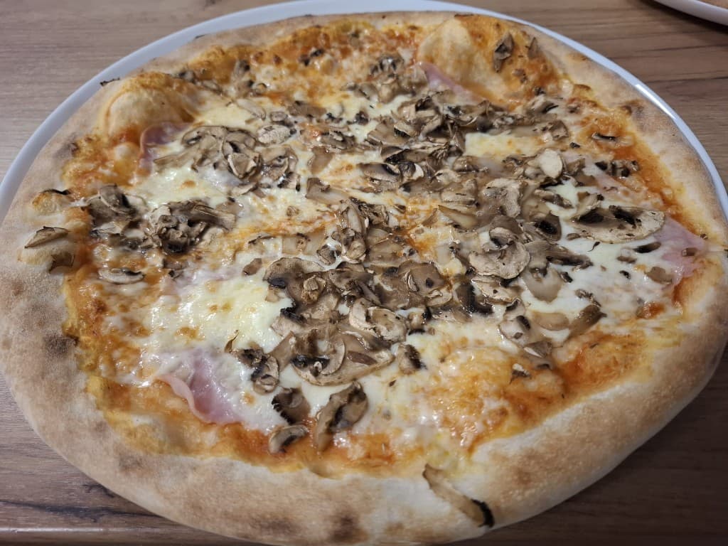 Prosciutto e funghi · 33 cm
