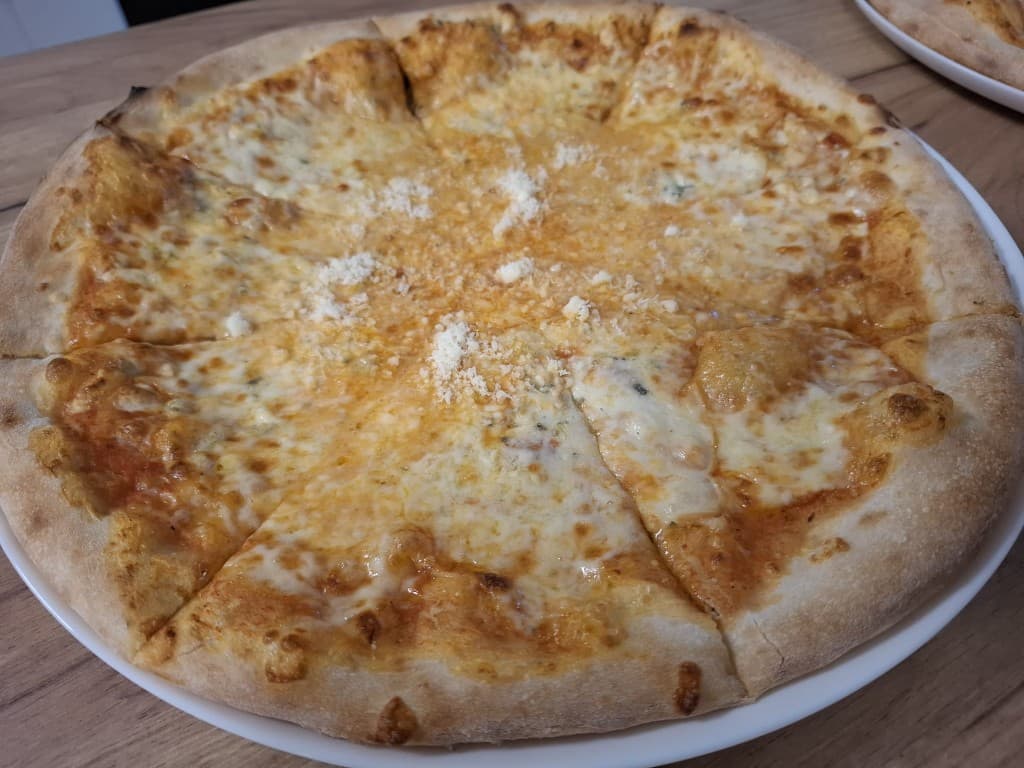 Quattro formaggi · 33 cm